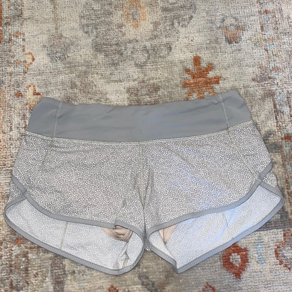 DISCONTINUED Lululemon Gray & White Printed Size 4 Speed up Shorts (2.5 inseam)